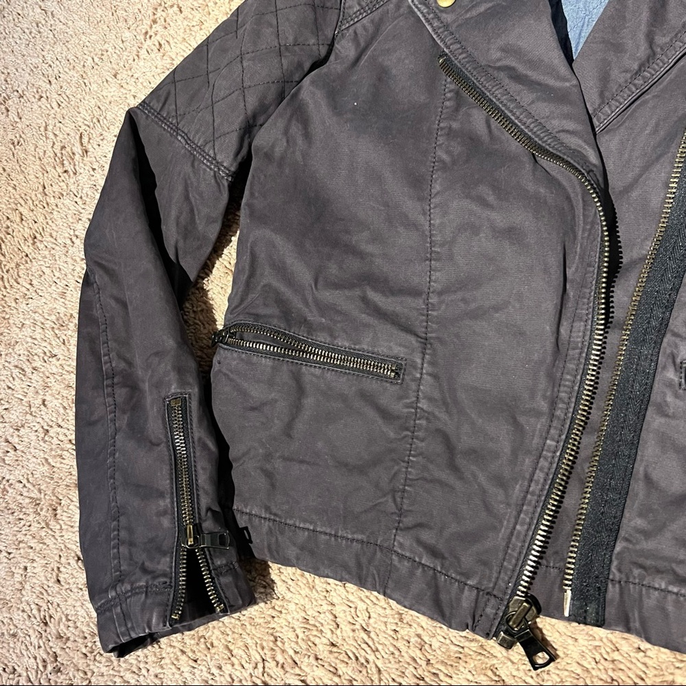 Gap quilted grey light jacket with zipper details size 6/ Med - Picture 6 of 8